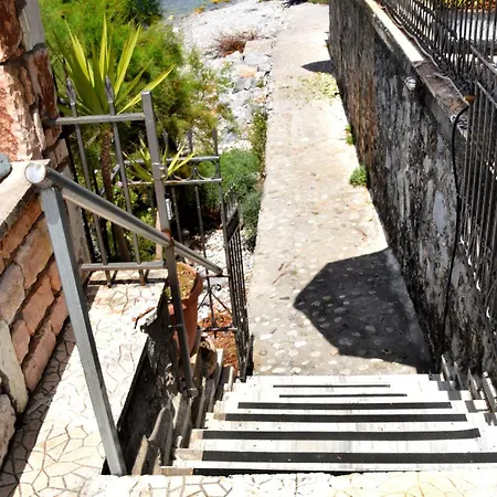 Verga Beachfront House Daire *